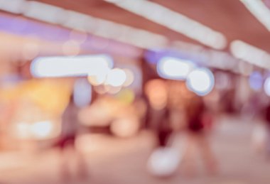 Klasik ton, arka plan kullanımı için havaalanında koridorda yürüyen insanların görüntüsünü bulanıklaştırdı .