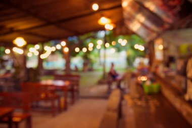 Arka plan kullanımı için akşam vakti bahçedeki restoranın klasik ton bulanık görüntüsü.