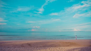 Arka plan kullanımı için gündüz vakti denizdeki insanların klasik ton minimalist görüntüsü.