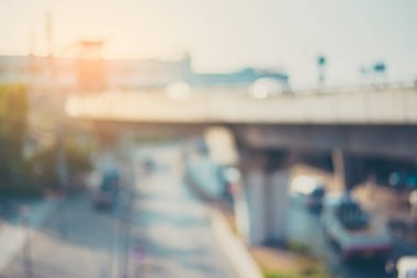 Arka plan kullanımı için akşam yolda bulanık arabanın klasik ton görüntüsü .