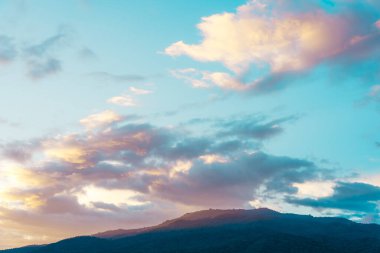 Doi Suthep Chiang Mai, Tayland 'da mavi gökyüzü ve dağın klasik ton görüntüsü.