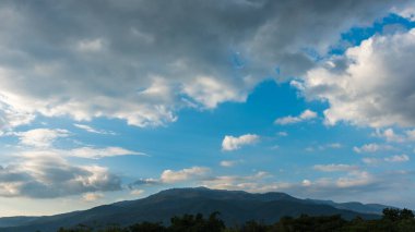 Doi Suthep Chiang Mai, Tayland 'da güzel bulutlu bir gün ve arka planda bir dağ..