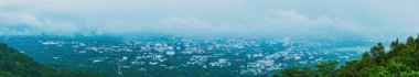 Tayland 'ın Chiang Mai eyaletinin uzun soluklu manzara görüntüsü. Yağmurlu bir günde, yüksek açılı manzaralı bina manzaralı eski şehir..