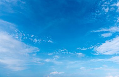 arkaplan kullanımı için mavi gökyüzü ve beyaz bulutların gündüz görüntüsü.