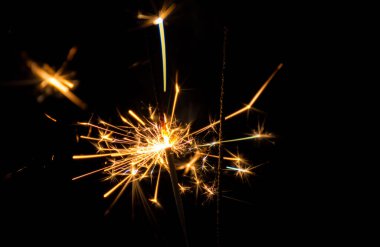 Yangından sonra kıvılcım saçan havai fişek görüntüsü.