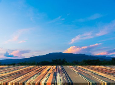 Ahşap masa ve arka planda yeşil dağın bulanık görüntüsü .