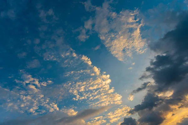 Gambar Langit Mendung Matahari Terbenam Untuk Penggunaan Latar Belakang — Stok Foto