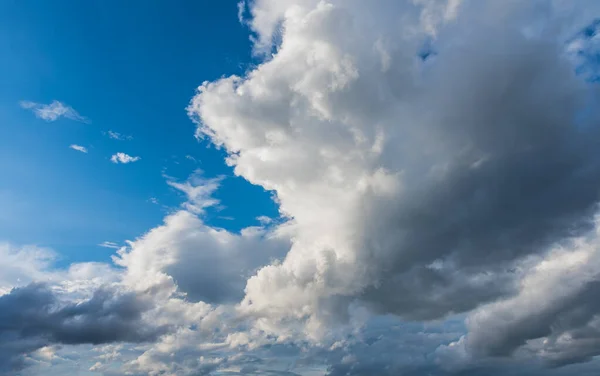 昼間の青空と白い雲のイメージを背景に使用します — ストック写真