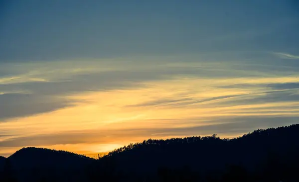 Σιλουέτα Τραβηγμένη Εικόνα Του Ουρανού Βουνού Και Ηλιοβασιλέματος Στο Παρασκήνιο — Φωτογραφία Αρχείου