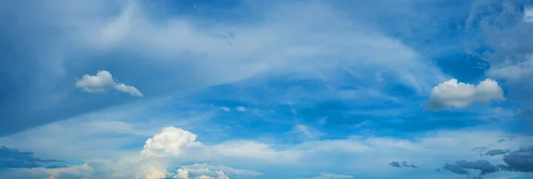 昼間の青空と白い雲のパノラマ画像を背景に — ストック写真