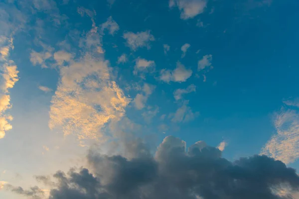Gambar Langit Mendung Matahari Terbenam Untuk Penggunaan Latar Belakang — Stok Foto
