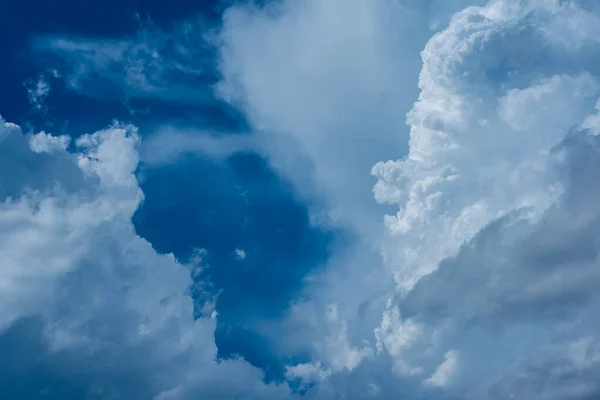 Kép Kék Fehér Felhők Nappal Háttérhasználat Vízszintes — Stock Fotó