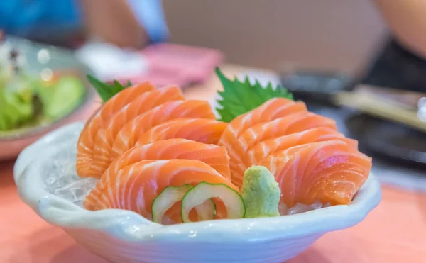 Immagine Sashimi Salmone Crudo Fresco Tagliato Fette Ghiaccio Piatto — Foto Stock