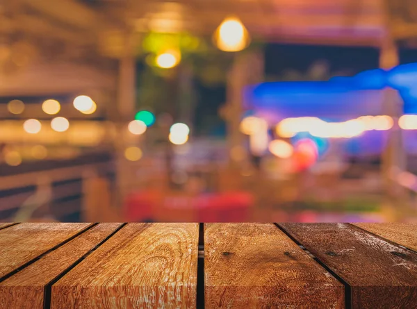 Bild Von Holztisch Und Restaurant Der Nacht Zur Hintergrundnutzung — Stockfoto
