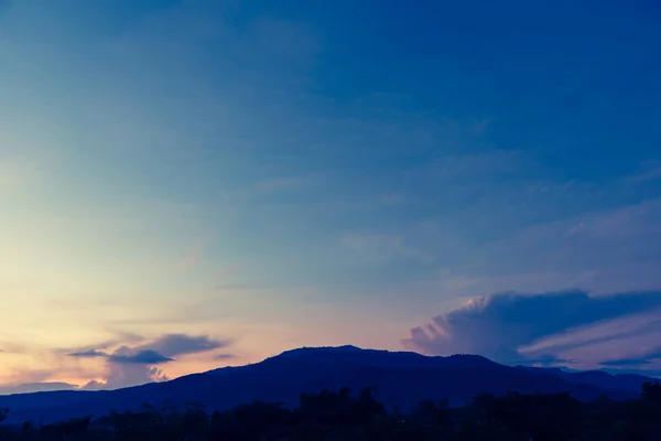 Вінтажний Тон Зображення Тропічного Зеленого Гірського Лісу Хмарного Неба День — стокове фото