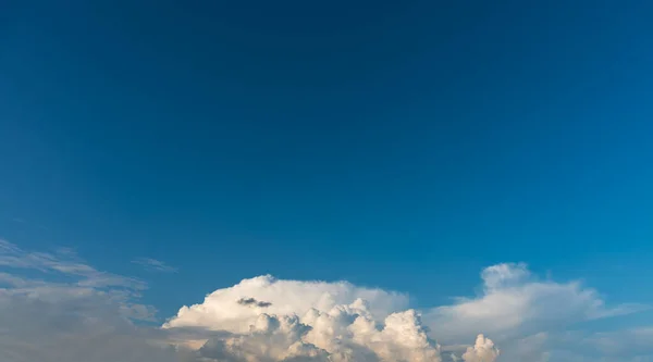 Gambar Langit Biru Dan Awan Putih Pada Hari Waktu — Stok Foto
