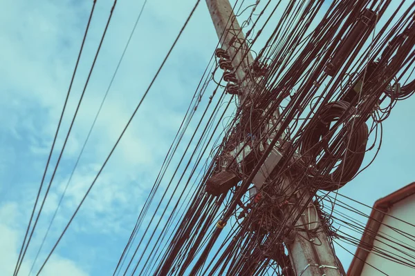 タイの電柱上の忙しいラインのヴィンテージトーンイメージ — ストック写真