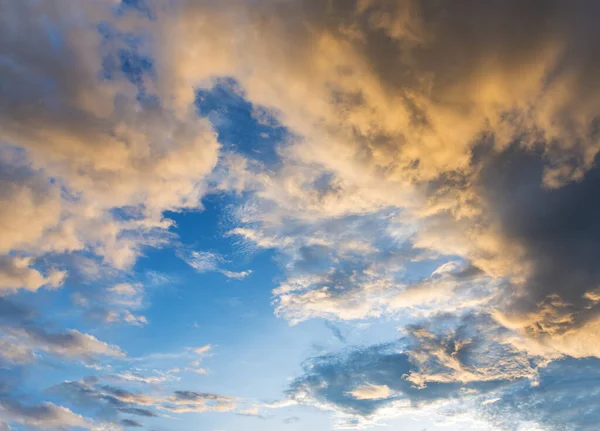 ภาพของท องฟ าและเมฆส ขาวในเวลากลางว าหร บการใช งานพ นหล แนวนอน — ภาพถ่ายสต็อก