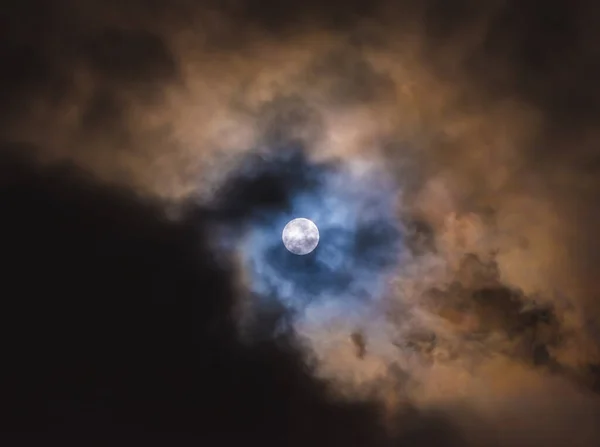 Изображение Полнолуния Белым Облаком — стоковое фото