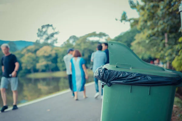 Imagen Tono Vintage Papelera Reciclaje Verde Parque Con Gente Borrosa —  Fotos de Stock