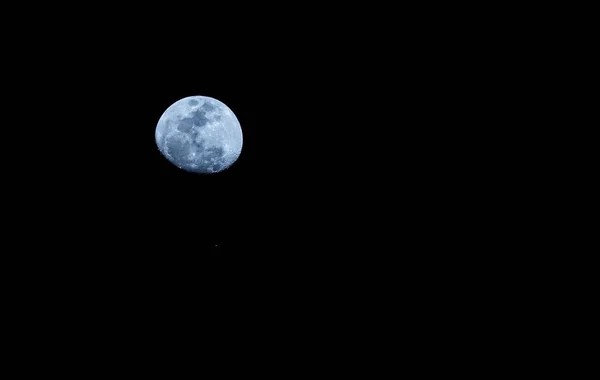 Blauwe Toon Afbeelding Van Gibbous Moon Met Heldere Hemel — Stockfoto