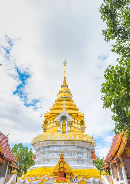 泰国清迈的Wat Phrathat Doi Saket Ket 寺的具有里程碑意义的佛塔图像 — 图库照片