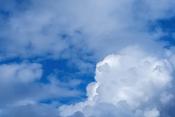 昼間の青空と白い雲のイメージを背景に使用します — ストック写真