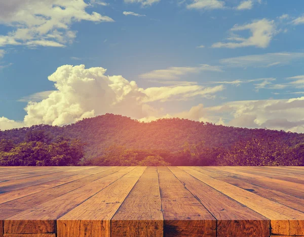 Holz Tisch Und Verschwimmen Bild Des Grünen Waldes Hintergrund — Stockfoto