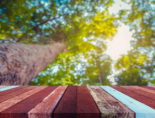 Dřevěný Stůl Abstraktní Rozmazaný Obraz Zeleného Stromu Bokeh Pro Použití — Stock fotografie