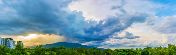 Imagem Panorâmica Céu Azul Montanha Fundo Doi Suthep Chiang Mai — Fotografia de Stock