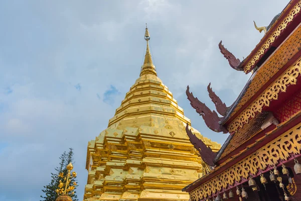 Obraz Przełomowej Buddyjskiej Pagody Wat Phra Doi Suthep Świątyni Chiang — Zdjęcie stockowe