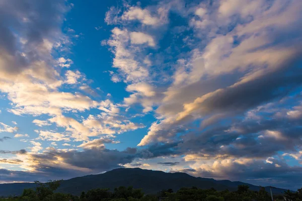 泰国清迈Doi Suthep背景的蓝天和蓝山图像 — 图库照片