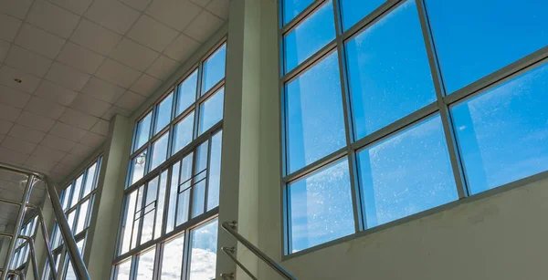 Bild Von Quadratischen Bürofenstern Mit Blauem Himmel Und Weißen Wolken — Stockfoto