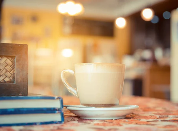 Kahve Dükkanındaki Kitaplı Cam Kahve Fincanının Klasik Ton Görüntüsü — Stok fotoğraf