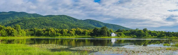 Immagine Panoramica Bellezza Giornata Sole Sul Lago Con Montagna Verde — Foto Stock