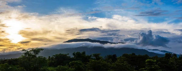 Bild Von Blauem Himmel Und Berg Hintergrund Bei Doi Suthep — Stockfoto