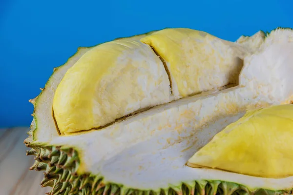 Bild Eines Reifen Durians Mit Gelbem Fruchtfleisch Auf Holztisch — Stockfoto