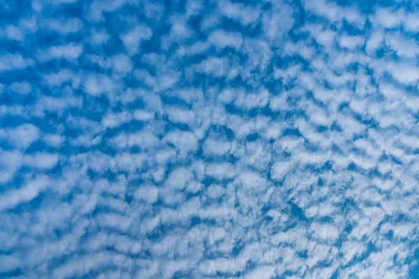 Bild Blå Himmel Och Vitt Moln Dagtid För Bakgrundsanvändning Vågrät — Stockfoto