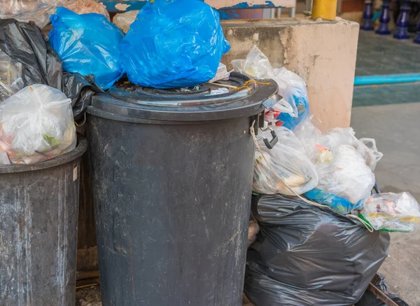 Afbeelding Van Zwarte Vuilniszak Straat — Stockfoto