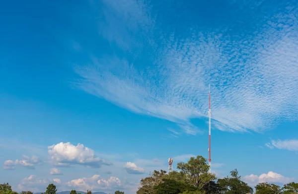 Bild Tele Radio Torn Med Blå Himmel För Bakgrundsanvändning — Stockfoto