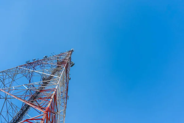 Beeld Van Tele Radio Toren Met Heldere Blauwe Lucht — Stockfoto