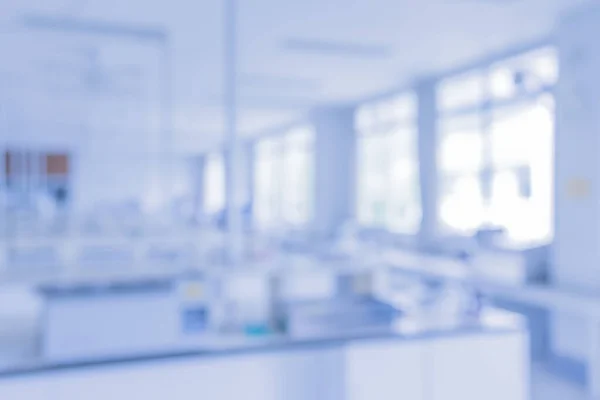 Eczane arkaplan kullanımı için modern laboratuvarın bulanık görüntüsü .