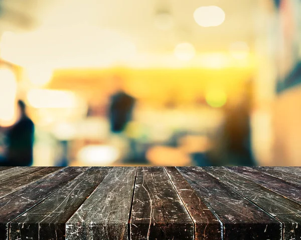 木のテーブルとコーヒーショップのヴィンテージトーンイメージがボケと背景をぼかす — ストック写真
