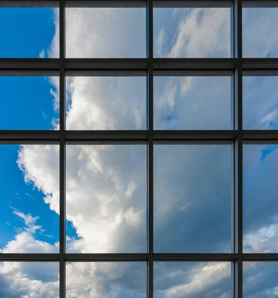 Bild Von Quadratischen Bürofenstern Mit Blauem Himmel Und Weißen Wolken — Stockfoto
