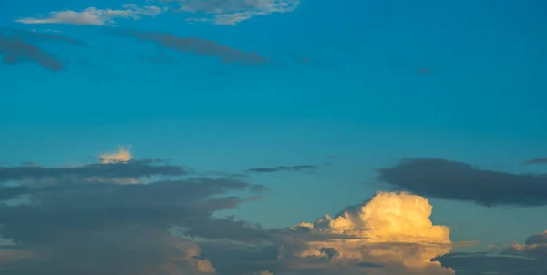 Gambar Langit Biru Dan Awan Putih Pada Hari Waktu Untuk — Stok Foto