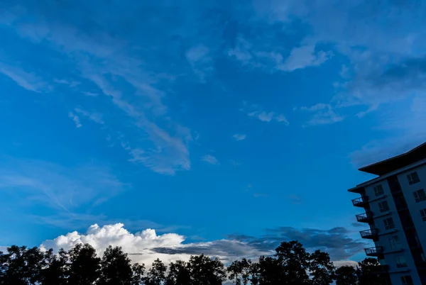 Силуэт Изображения Красоты Солнечного Дня Кондо Синим Небом Заднем Плане — стоковое фото