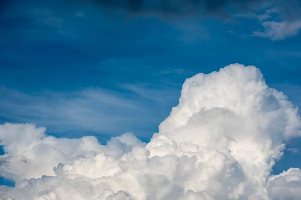 Gambar Langit Biru Dan Awan Putih Pada Hari Waktu Untuk — Stok Foto