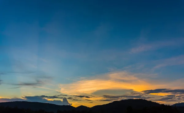 背景中的山与日落天空的轮廓 — 图库照片