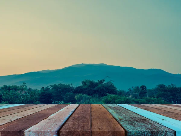 Mesa Madera Tono Vintage Imagen Borrosa Montaña Verde Fondo —  Fotos de Stock