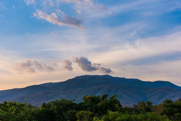 泰国清迈Doi Suthep的清澈天空和高山背景的复古色调图像 — 图库照片